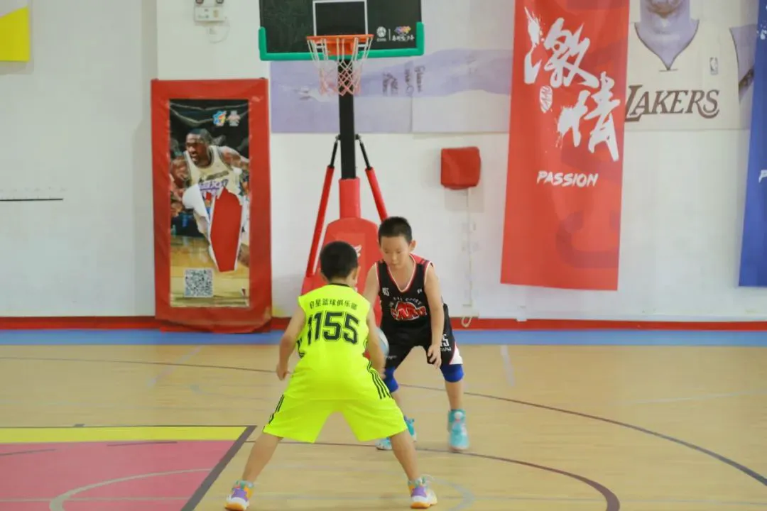 业余篮球爱好者在哪里可以找到表演赛资源_1